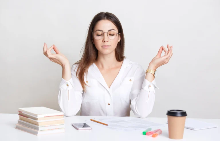 Grafika promująca kurs 3 stopnia medytacji dla szerokiego spektrum ADHD.