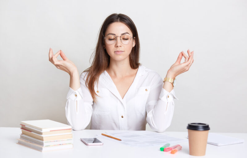 Grafika promująca kurs 3 stopnia medytacji dla szerokiego spektrum ADHD.